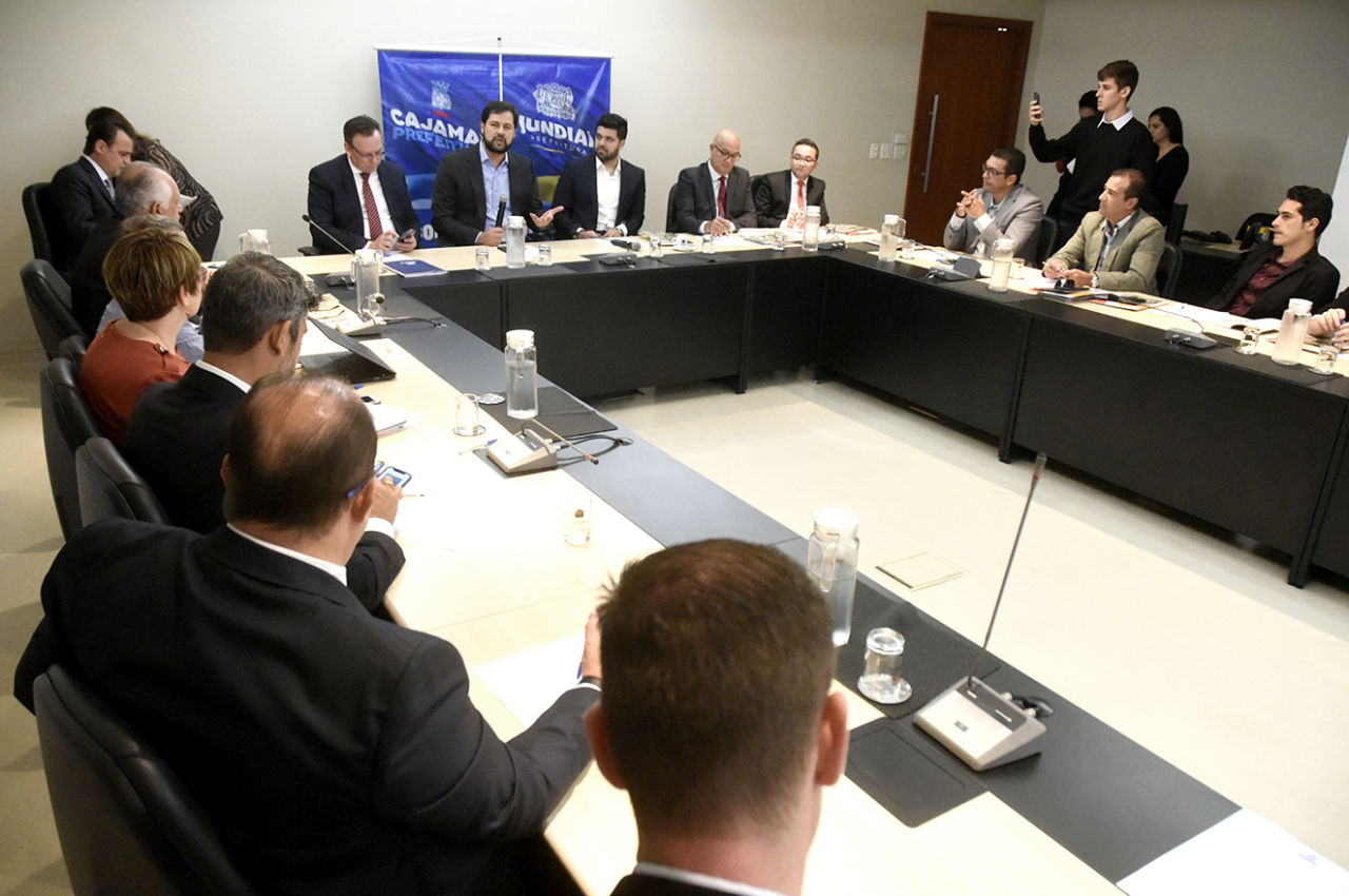 Prefeitos e autoridades sentados durante reunião