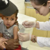 Criança recebe dose de vacina