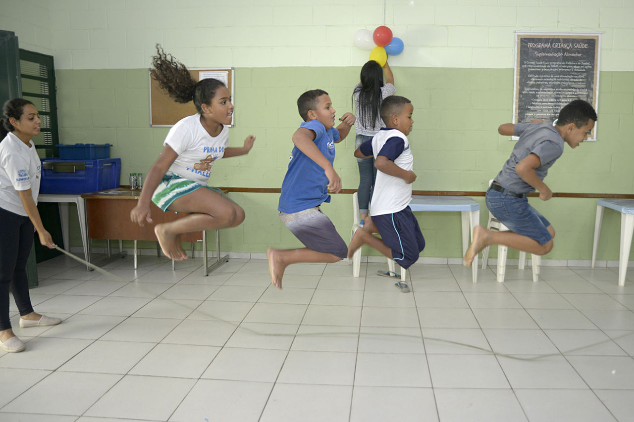 Crianças brincando de pular corda