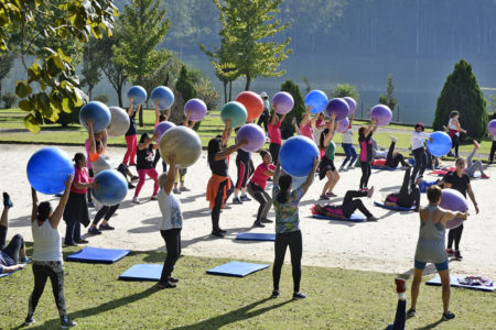 Praticantes de Pilates seguram bolas, no Parque da Cidade