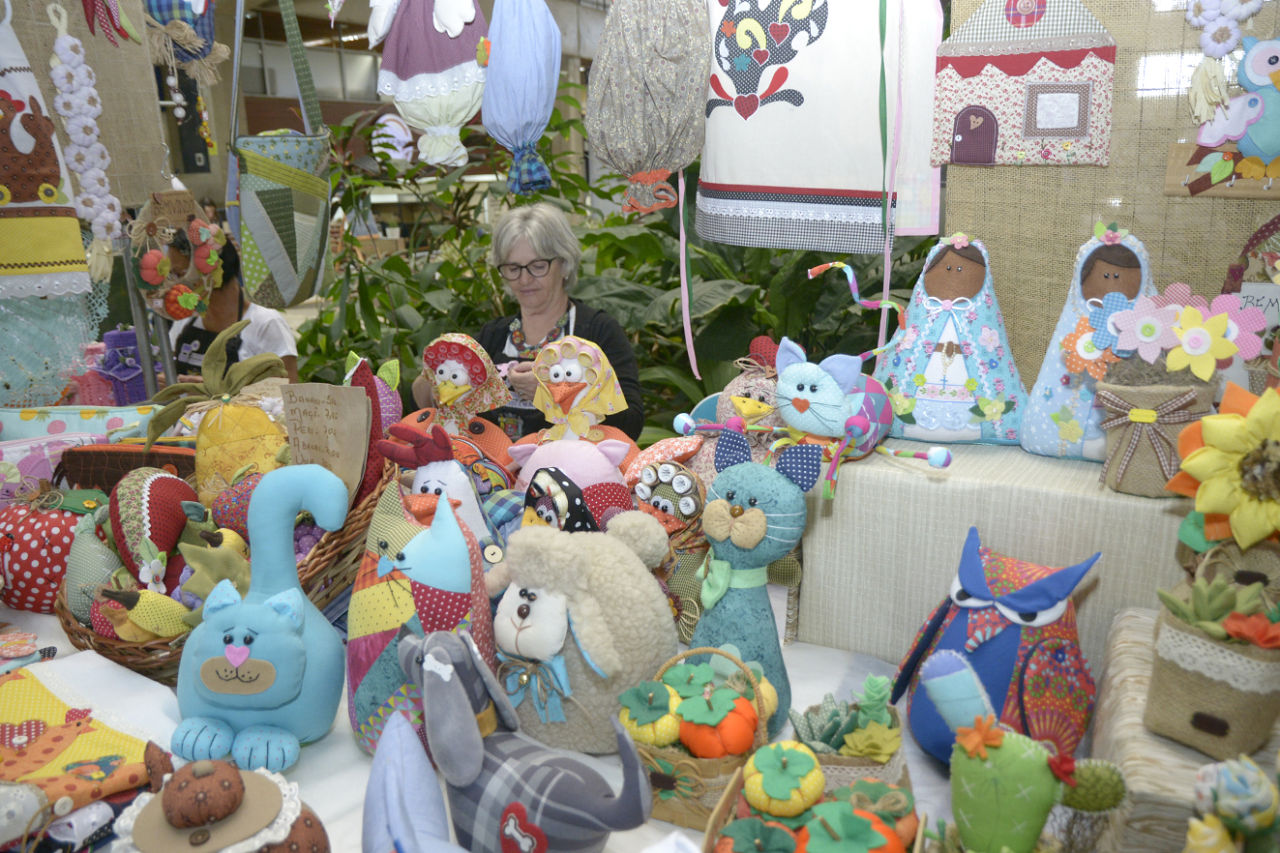 Oficina de bonequinha de pano atrai artesãos em Santos