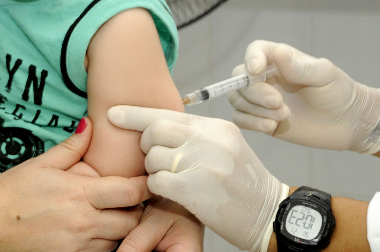 aplicação de vacina em braço de criança