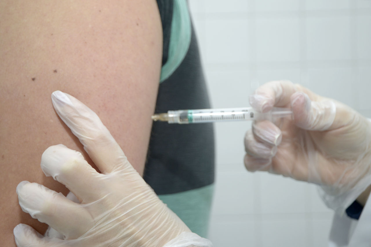 Vacina sendo aplicada em braço