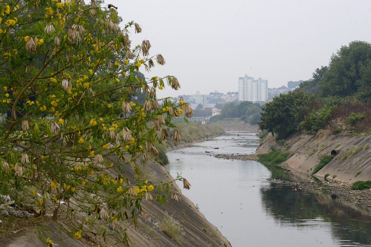 Rio Jundiaí em primeiro plano com a cidade ao fundo