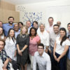 Foto posada com prefeito, gestores e empresários, dentro do quarto reformado do hospital