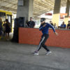 Dançarino em performance em plataforma de terminal de ônibus
