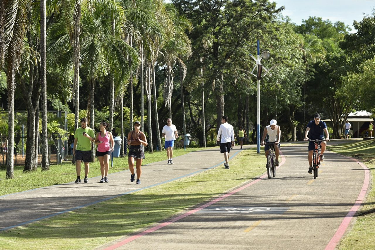Pessoas caminhando e andando de bicicleta no Parque da Cidade