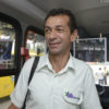 Cobrador Edevaldo Tiago da Cruz no ônibus itinerante do programa Bom Motorista