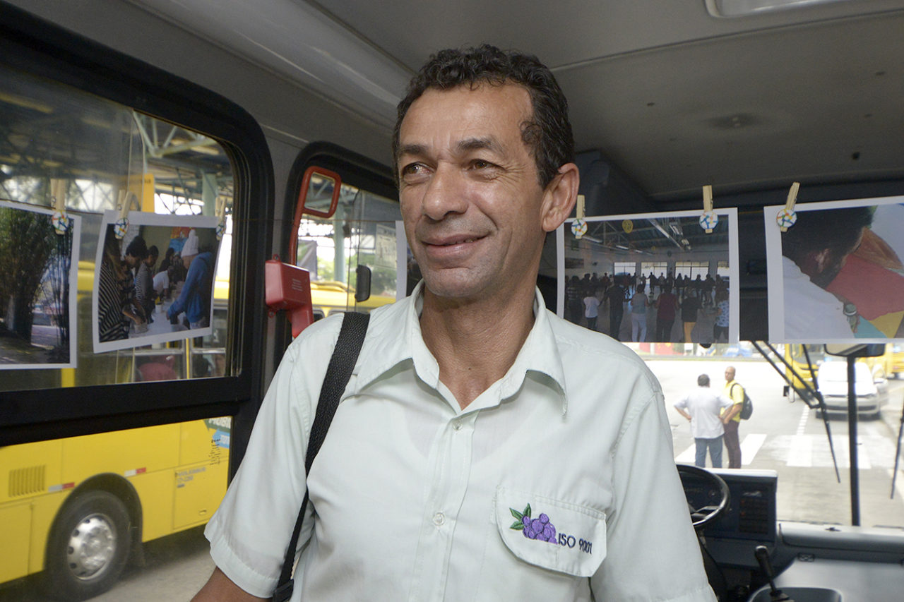 Cobrador Edevaldo Tiago da Cruz no ônibus itinerante do programa Bom Motorista