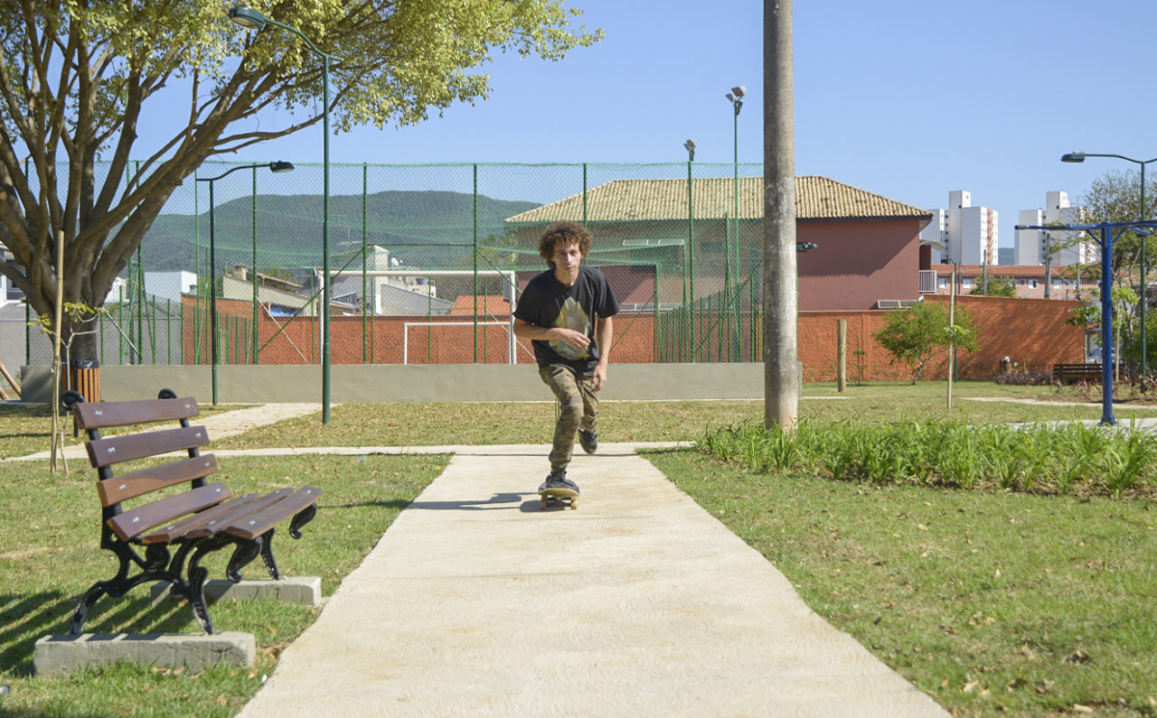 Pessoas jogando basquete em quadra poliesportiva pública na orla