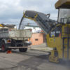 Máquinas recolhem a massa asfáltica antiga para a colocação do novo asfalto
