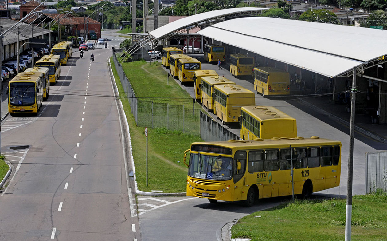 Ônibus no terminal urbano