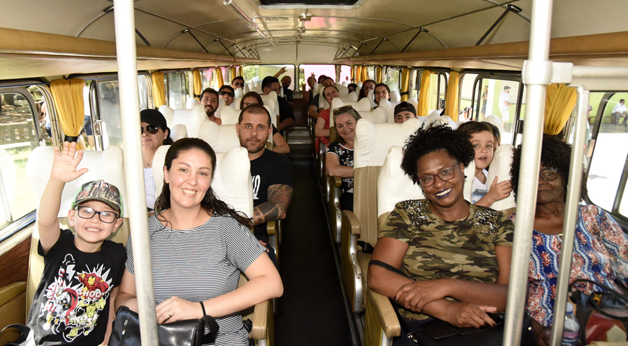 Pessoas sentadas dentro de ônibus