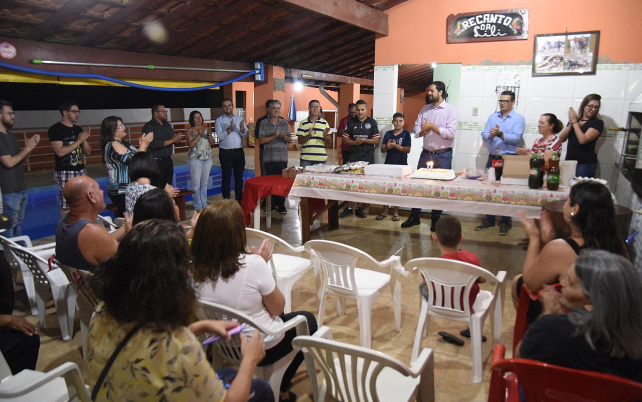 Prefeito Luiz Fernando e autoridades foram saudados pelos moradores do Santo Antônio