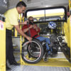 Motorista ajuda cadeirante a se instalar no ônibus com toda segurança