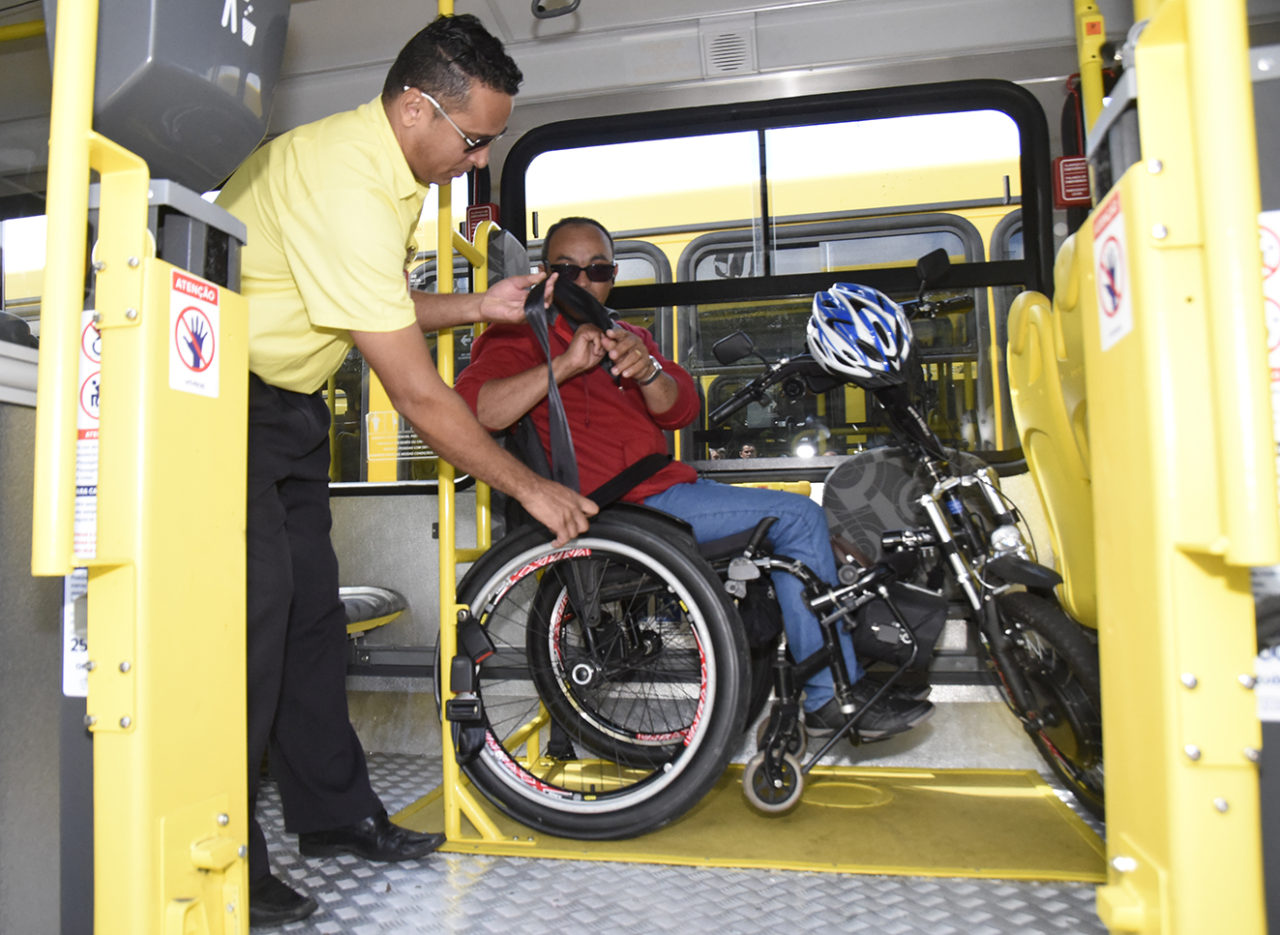 Motorista ajuda cadeirante a se instalar no ônibus com toda segurança