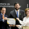 Foto posada do prefeito com o governador e secretária estadual, segurando certificado
