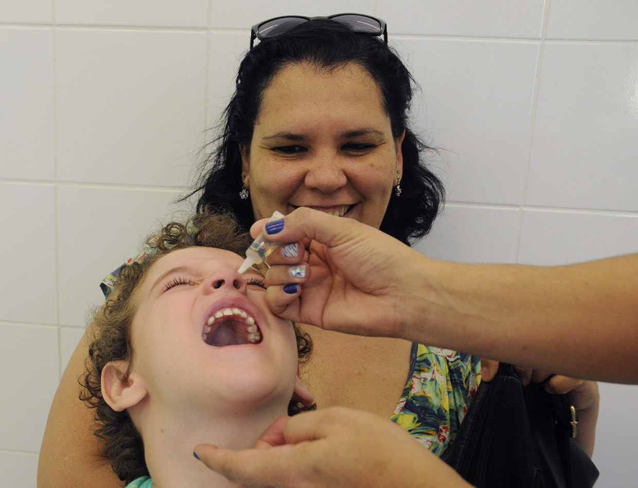 Pais devem levar a carteira de vacinação para imunizar seus filhos