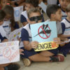 Aluno de EMEB do Pq. Brasília segura cartaz com "nariz" do mosquito da dengue