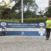 Agentes de trânsito de Jundiaí seguram faixa com o slogan da campanha em frente ao Paço Municipal