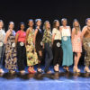 Foto posada sobre palco de 18 muilheres