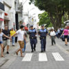 Guardas municipais cuniformizados caminhando em calçadão de pedestres no Centro