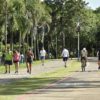 Pessoas correndo, caminhando ou andando de bicicleta, em parque