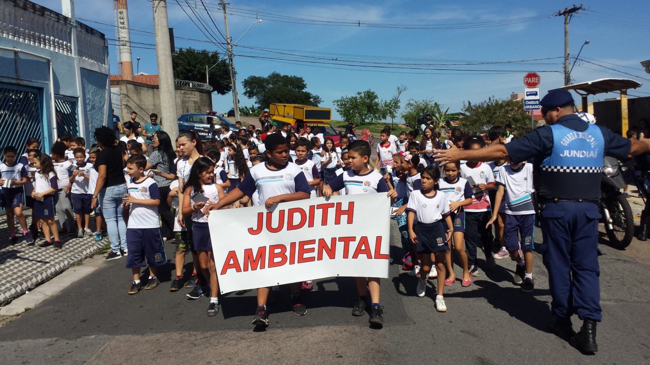 Alunos da EMEB Judith Arruda, no Cidade Nova, caminham pelas ruas do bairro