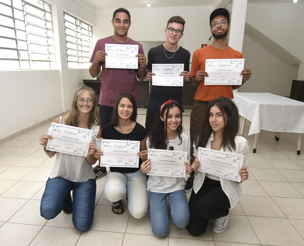 Sete alunos receberam seus certificados na tarde desta segunda-feira (16)