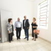 Messias Mercadante (esq.) e Salvador Soares visitam o espaço de uma das empresas da nova incubadora