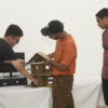 Vitor Silva (ao centro) e colegas fazem demonstração de protótipo do conceito de “Casa Inteligente”