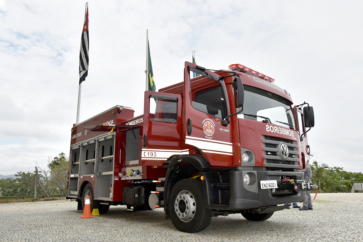Novo caminhão dos Bombeiros de Jundiaí possui uma bomba de incêndio que pode disponibilizar, por minuto, o equivalente a 750 galões de água