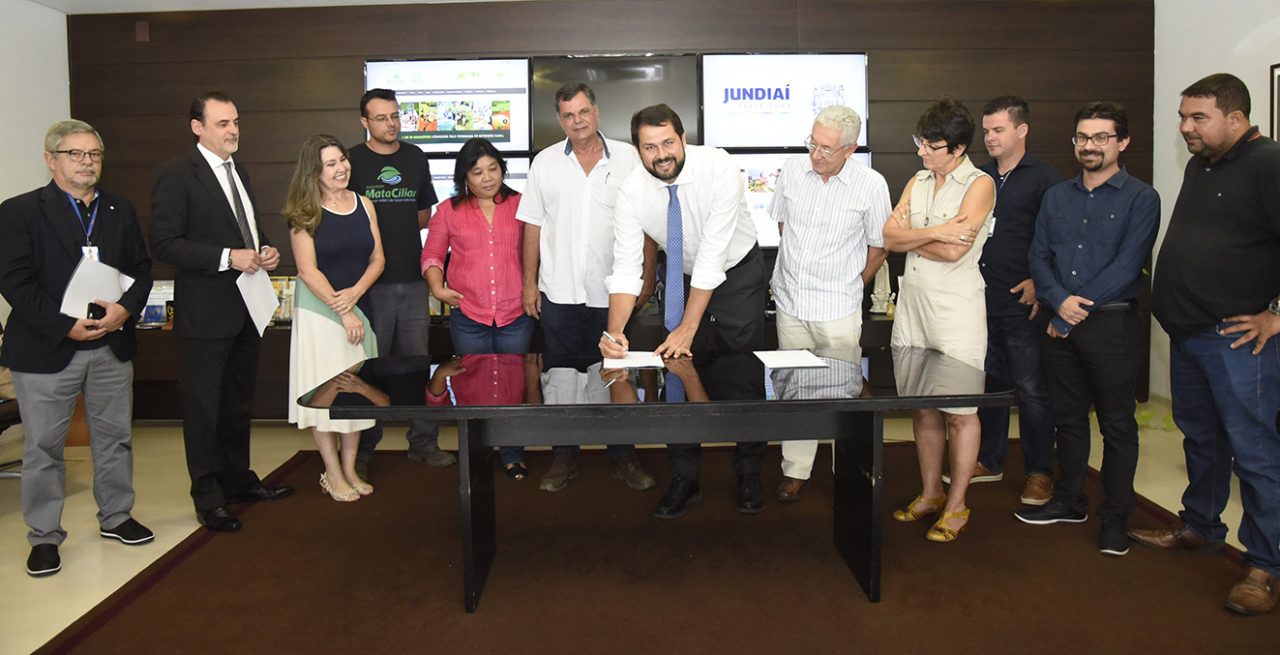 Prefeito Luiz Fernando Machado assina convênio com a OSC Associação Mata Ciliar