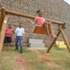 Menina brinca com o prefeito no balanço do playground