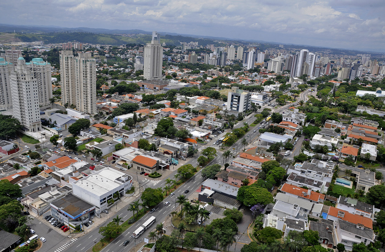 Imagem aérea de Jundiaí mostra prédios, casas e avenida