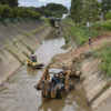 Máquinas fazem desassoreamento do Rio Guapeva, no trecho da Ponte Torta