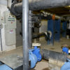 Melhoria na casa de máquinas inclui a desmontagem de parte da tubulação hidráulica e a retirada das bombas e dos filtros para limpeza