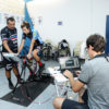 Técnico Deda orienta atleta durante o teste de performance esportiva feito no Cyclus 2