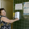 Maria Socorro está se prevenindo contra o Coronavírus limpando as mãos constantemente