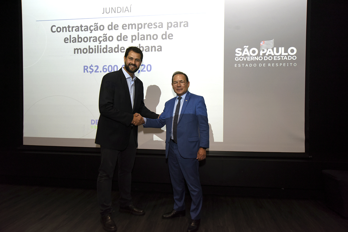 Prefeito Luiz Fernando Machado cumprimenta Nelson de Souza, do Desenvolve SP