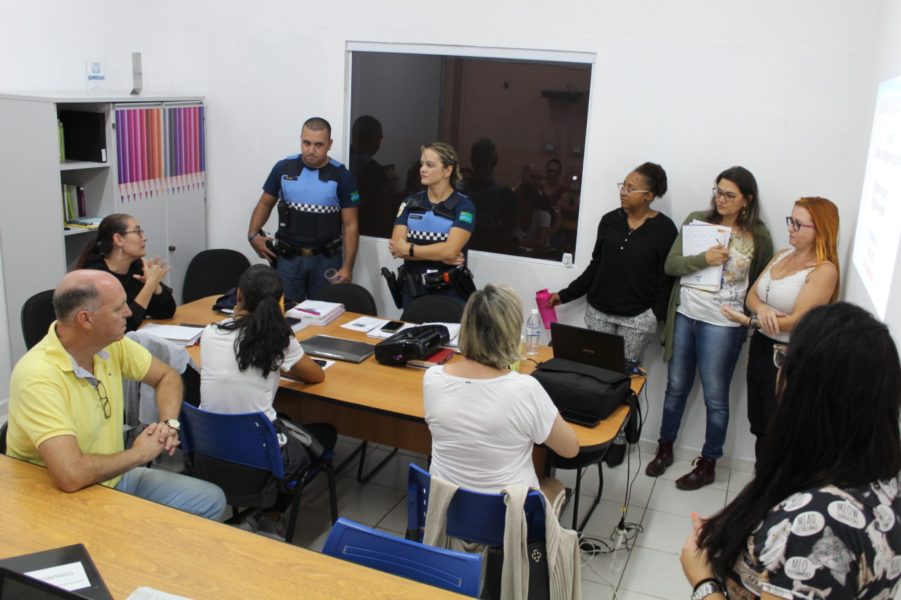GMs do programa Educavi conversam com as professoras da EMEB Anna Rita Alves Ludke, na Vila Alvorada
