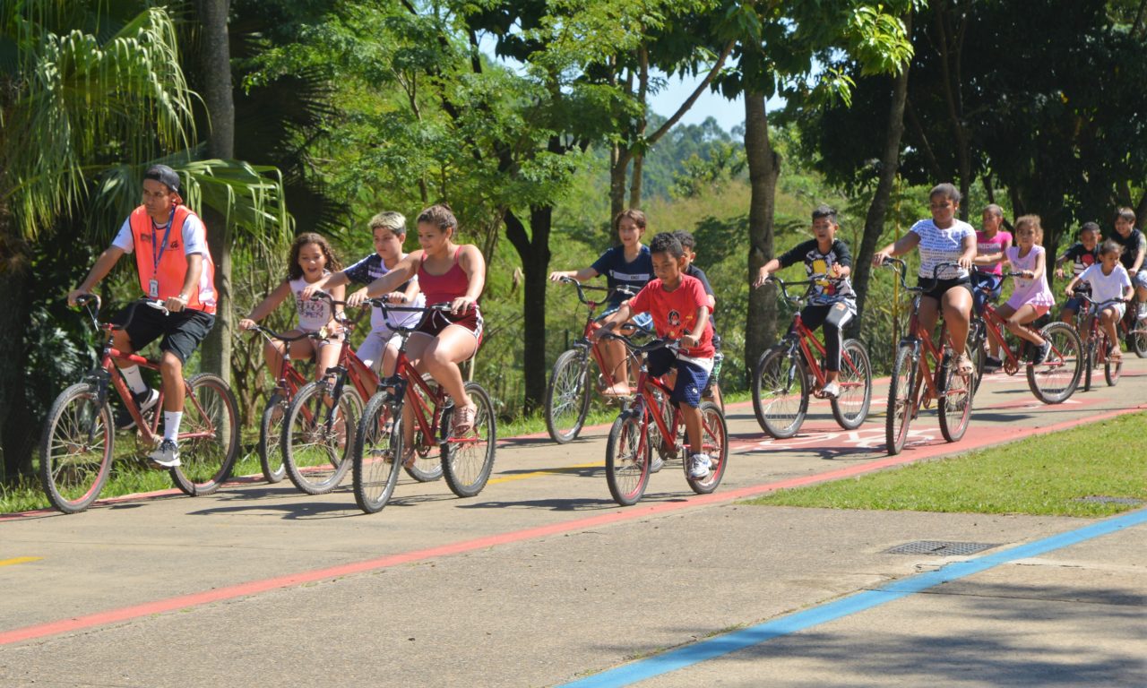 Crianças andando de bicicleta pelo Parque da Cidade