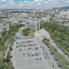 Foto Aerea de estacionamento com prédio e panorama da cidade ao fundo