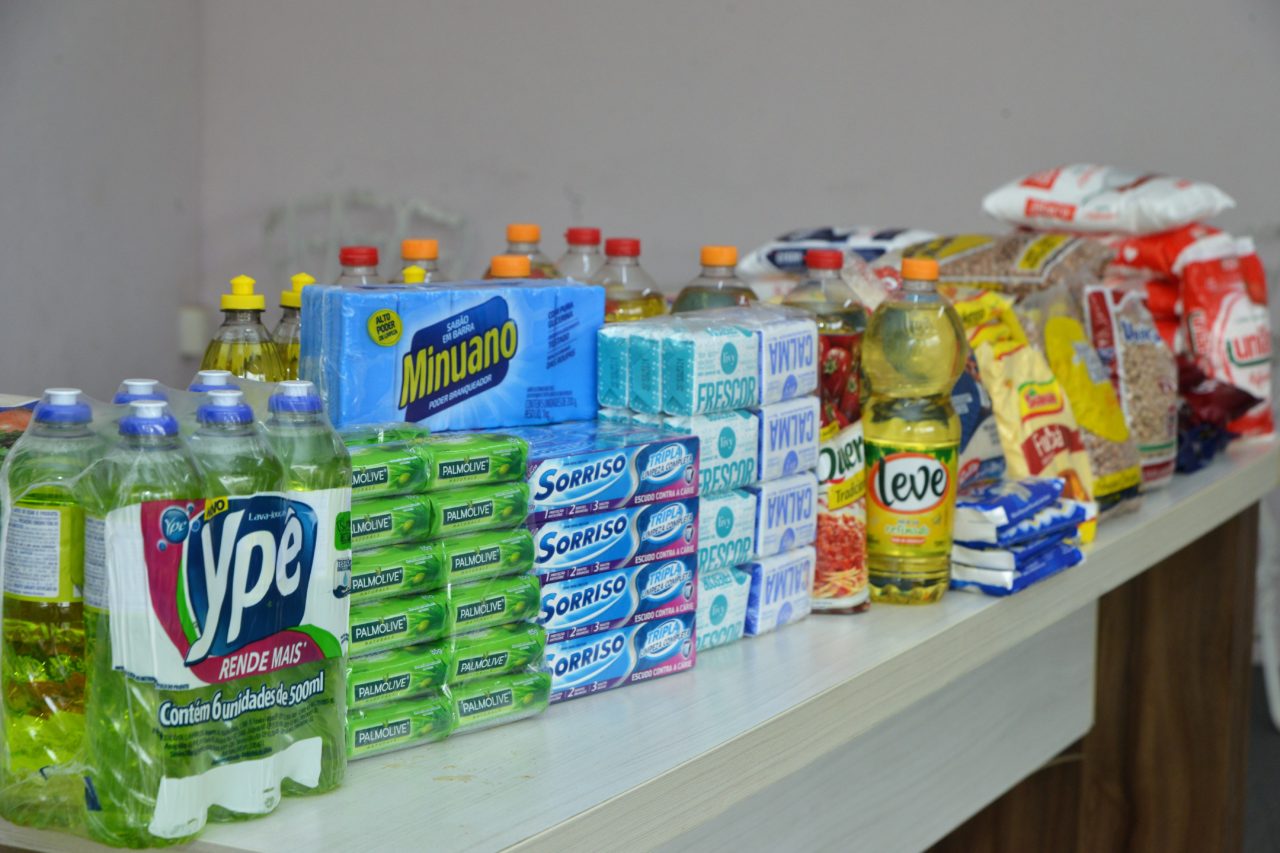 produtos de higiene, produtos de limpeza e alimentos sobre uma mesa