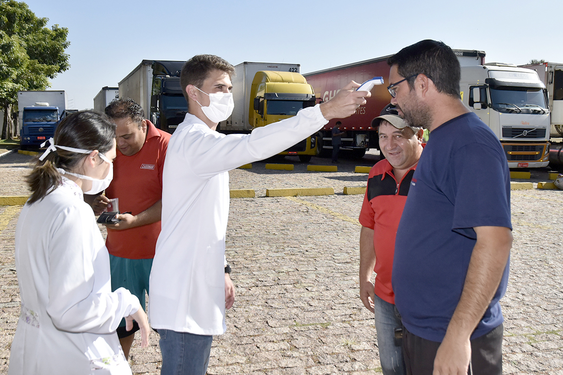 Profissionais da Saúde também mediram a temperatura dos motoristas no posto da Rodovia dos Bandeirantes