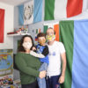 Ana Paula, Leonardo e Felipe, no quarto do garoto cheio de bandeiras na parede