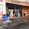 Funcionários de empresa terceirizada da prefeitura desinfectam calçada do restaurante Bom Prato