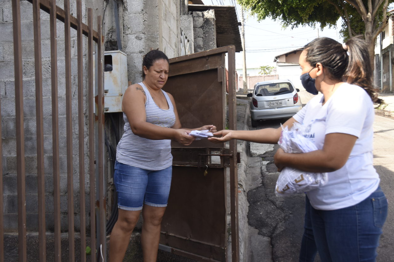 Moradora da Vila Maringá recebe máscara de pano para se prevenir da contaminação do Novo Coronavírus