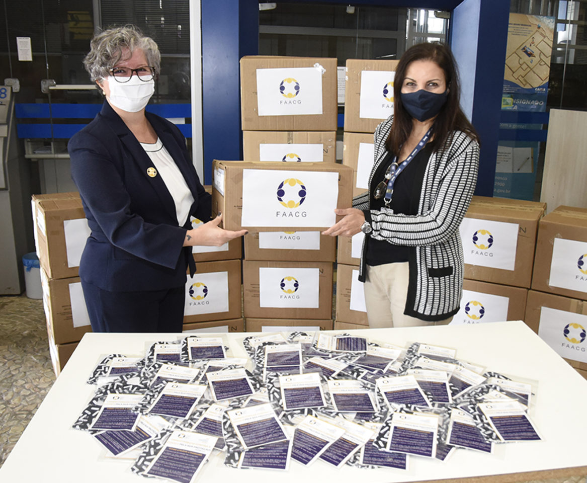 Patricia Razza entrega as 18 mil máscaras para Fauzia Abbas Raiza, da Vigilância em Saúde de Jundiaí