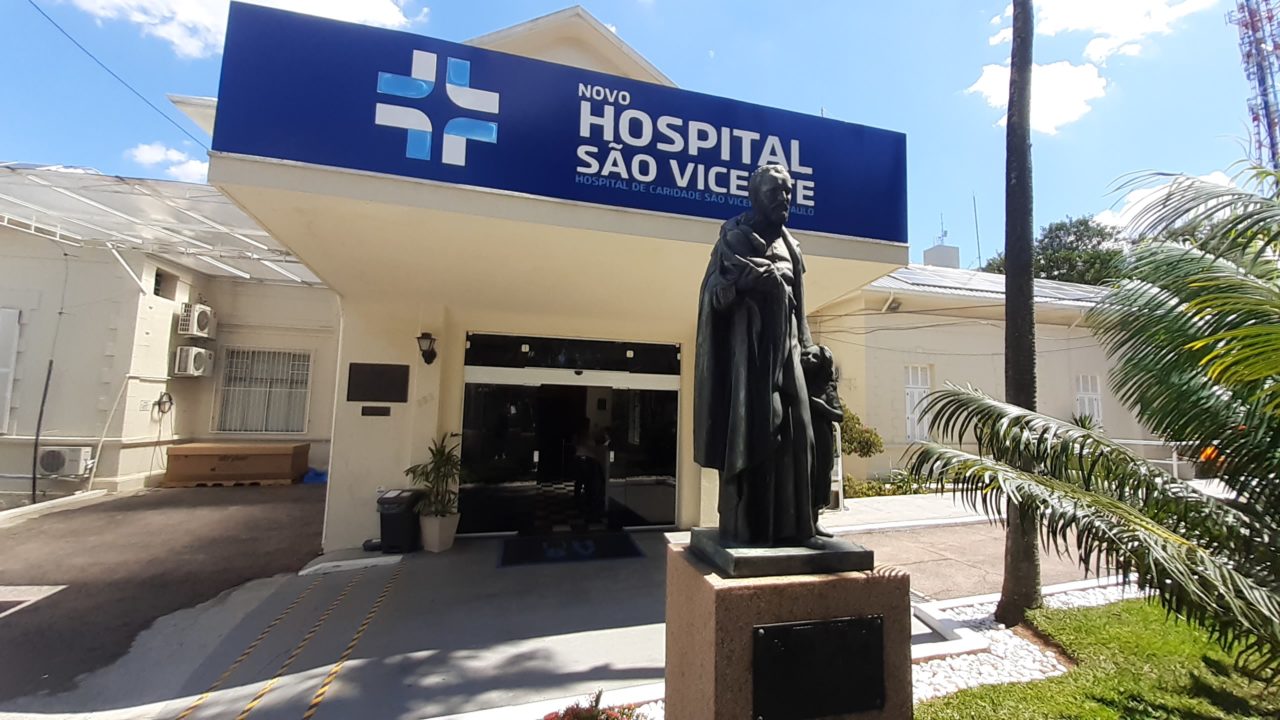 Fachada do Hospital São Vicente, com estátua na frente
